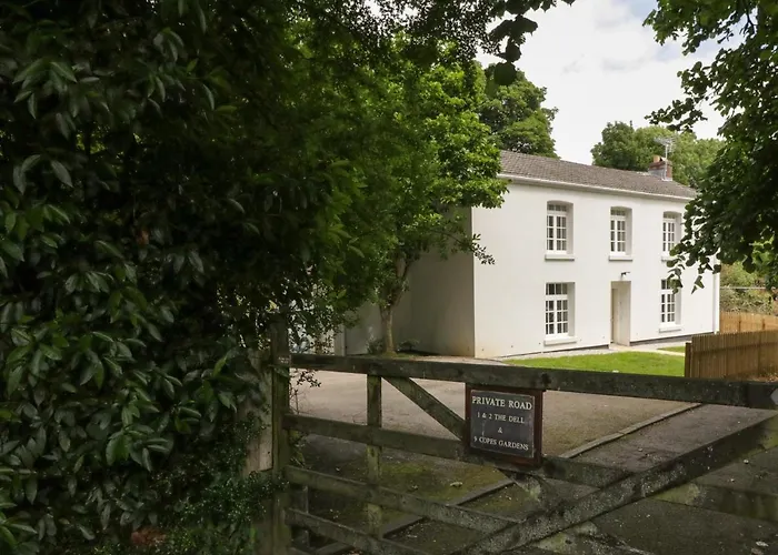 9 Copes Gardens